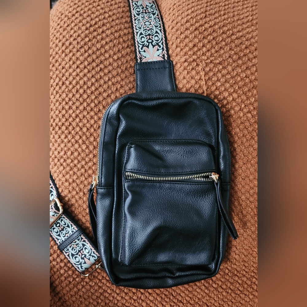 Sling bag black with a beautiful strap